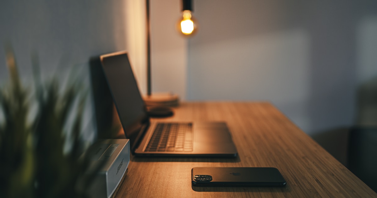 デスクライトはもう古い？モニターライトバーが最強な3つの理由